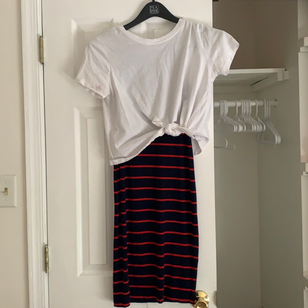 Maternity bodycon dress with white tee top